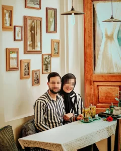 عکس دو نفره در کافه سنتی