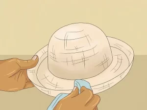 تمیز کردن کلاه با پارچه