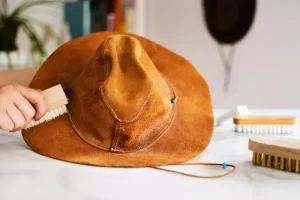 تمیز کردن کلاه چرم و نمدی